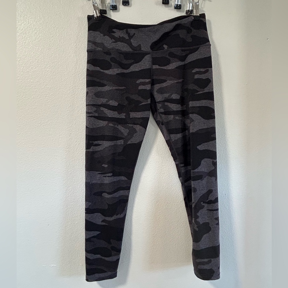 Tuff Athletics Camo Leggings Size Large